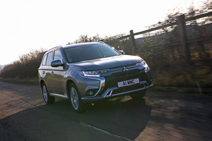  Mitsubishi Outlander PHEV Commercial 2019 года  (UK) (фото 12 из 14)